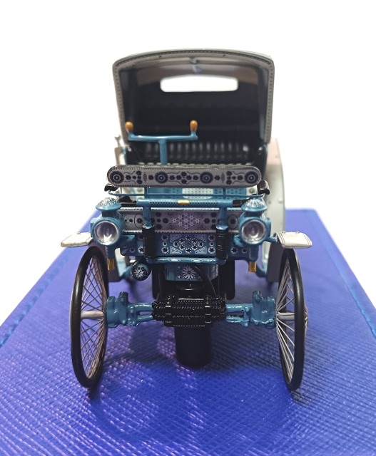 A l’occasion du 30ème anniversaire du CAMP (Club Auto Miniature PEUGEOT) il a été proposé aux membres deux modèles (produits à environ 200 exemplaires). <br />Le premier est un type 4 dit « Bey de Tunis », construit en 1892, en un seul exemplaire. La miniature est une fabrication EVRAT, qui produit en Chine.<br />L’Assemblée Générale s’étant déroulée au milieu des automobiles de l’Aventure PEUGEOT à Sochaux, les présents ont pu admirer l’original qui est exposé au public