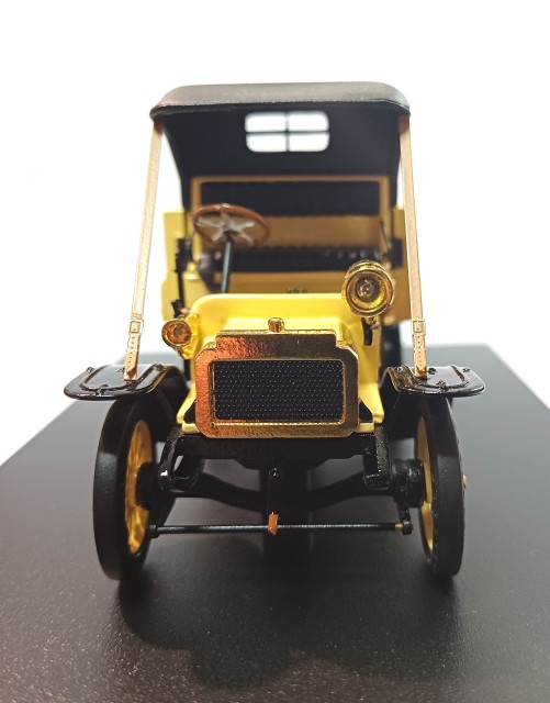 Toujours à l’occasion de son 30ème anniversaire, le second modèle proposé était le premier camion construit par PEUGEOT, un type 64 de 1909. Produit à 4 exemplaire, le seul survivant fait partie des collections de l’Aventure PEUGEOT et est également visible au Musée. <br />Cette fois, la miniature est construite entièrement en France (en Rhône-Alpes, pour être précis, par A3 CONCEPT. Il a fallu assembler pas moins de 100 pièces pour construire le véhicule miniature !
