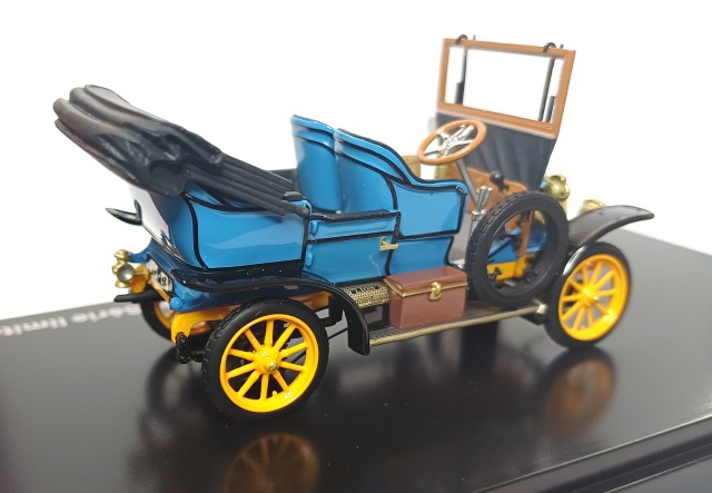 Notez (juste pour le fun !) la valve des chambres à air sur les roues ! - peut-être un coup de noir serait nécessaire ?