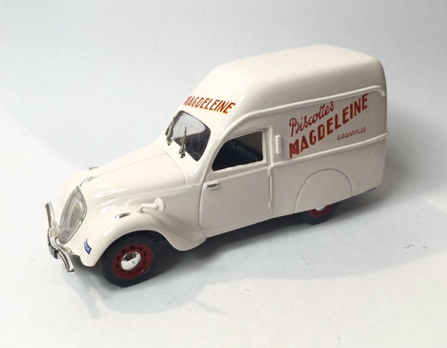 Bidouille 202 Magdeleine<br />Parti d’une 202 modèle de collection de presse, Gérard, un membre du CAMP et ami de Pierre, a construit une nouvelle caisse pour une carrosserie spéciale d’un petit utilitaire utilisé par l’usine des Biscottes Magdeleine. Le résultat est bluffant