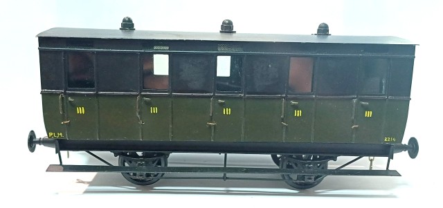 Voiture de 3ème Classe 2214 de fabrication inconnue. <br />L’original est une Voitures de troisième classe à 2 essieux, série C 2 187 à 2 226, puis renumérotée C5 2 204 à 2 221 en 1908, construites pour le Rhône et Loire après 1853. <br />Elles comportent 5 compartiments de 10 places. <br />Modifications : Frein à air comprimé : 1885-1886,<br />1912-1922 : retrait de la série,