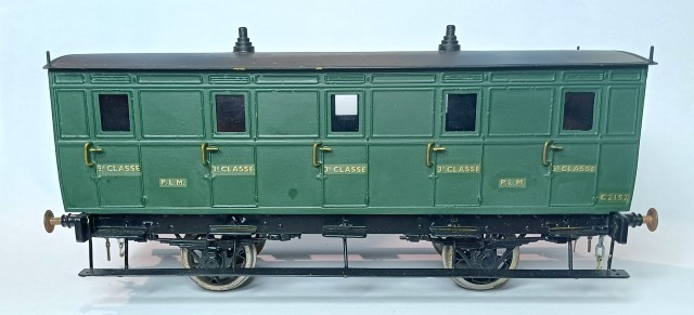 Voiture de 3ème Classe 2152 de fabrication Petits Trains de France, <br />Il s’agit d’une Voiture de troisième classe à 2 essieux, type C 2 142 à 2 186, renumérotée C5 2 144 à 2 180 en 1908, construites pour le Bourbonnais en 1857. <br />Elles comportent 5 compartiments de 10 places. <br />Modifications : Frein à air comprimé : 1885-1886,<br />1912-1922 : retrait de la série,