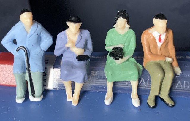 4 personnages sortis de boite