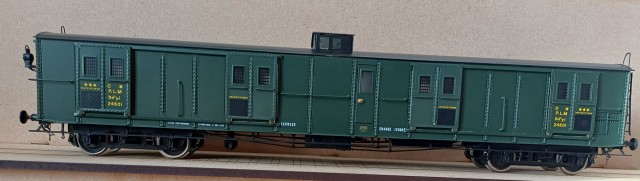 le fameux Fourgon à bogie PLM de chez ELETTREN qui s'il vieillit un peu reste très beau !