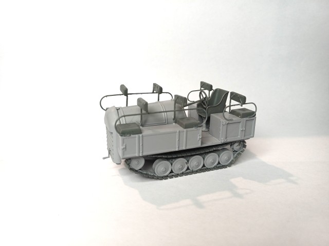là, il s'agit d'un tracteur T3 construit pendant la grande guerre pour tracter les canons français. <br />ils ont eu une descendance civile dès 1919 en étant versé comme à l'agriculture !<br /><br />le modèle est un kit BLITZ en impression 3D en résine... il est dispo au 1/43, et au 1/35 (et sans doute au 1/48)<br />les pièces sont extrèmement fragiles et cassantes !