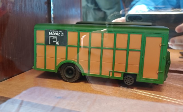 la vitre sur l'étagère ne facilite pas la prise de vue, ni le miroir en fond !<br />touefois, pendnt des années, Christian nous a partagé ses réalisations UFR, que ce soit les wagons, les remorques, les tracteurs...