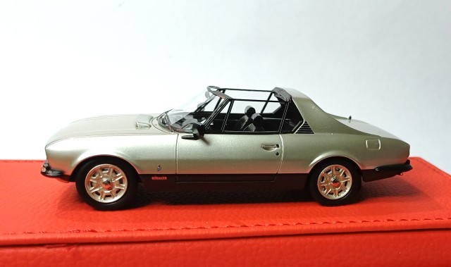 Coupé 504 PEUGEOT carrossé CARUNA. Modèle EVRAT fait en Chine…<br />A la demande d'un client, une PEUGEOT 504 V6 cabriolet neuve fut carrossée et préparée par CARUNA, en Suisse en 1977. Elle présente la particularité d'avoir un toit amovible (de type targa – toit rigide plat et amovible, fin et léger (le plus souvent en matière plastique, en aluminium, ou en fibre de verre), qui se fixe à l'avant sur le pare-brise du véhicule et à l'arrière sur un arceau de sécurité. Lorsqu'il est retiré, celui-ci se range généralement manuellement ou automatiquement dans le coffre.). <br />Peinte dans un bi-ton de gris, de nombreux éléments esthétiques ont été modifiés, comme les phares de provenance Fiat et les feux arrière de Ferrari. L'intérieur, peu modifié, reçoit un volant sport en plus d'une sellerie en cuir. Sa carrosserie est légèrement abaissée