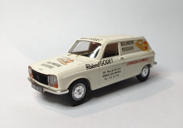 304 Peugeot break tôlé – produit de 1971 à 1980 – sur base d’un kit AQUAVIT, aujourd’hui disparu, dans une livrée d’un boulanger.