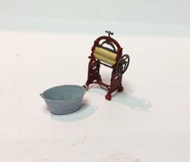 MODELU (UK)  propose un nouveau set de lessive des années 50. En effet, une essoreuse à rouleau et une bassine accompagné d’un gamin qui tourne la manivelle et sa mère qui tend un tissus à débarrasser de son eau est vendu d’un seul tenant. N’ayant pas trop d’idée de couleur de l’essoreuse à rouleau, une recherche sur un site a immédiatement proposé l’objet ayant sans doute inspiré MODELU !
