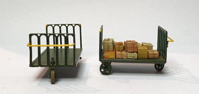 Chariot à bagages VUILLE, made in Switzerland, chargé de petits colis (en métal blanc) de production SKYTREX (UK) ramenés il y a quelques années de la GUILDEX.