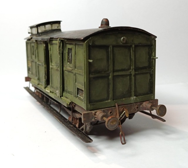 Fourgon GV construction en bois sur châssis métal, malgré la présence de pièces identifiées comme origine probable KIT ZERO et Boutique CDZ. <br />Il appartient à la série D 25397 à 25683, ex-série R 4239f à 5191f, sur châssis de 6,500m – grand classique au Chemins de Fer du NORD – avec une petite vigie décentrée. Le type de frein l’équipant varie selon les fourgons, mais s-tous possèdent le frein Westinghouse. Le chauffage est assuré par un poêle.