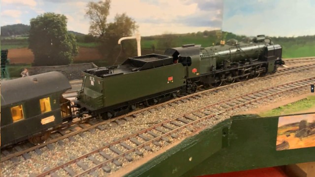 la 141F76avec un omnibus de 3 voitures et fourgon