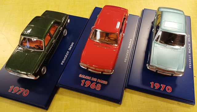 une berline 304 de 1970, et deux 504 de 1968 - années de présentation au Salon de Paris et 1970...