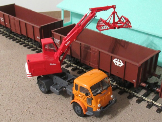 Renault fainéant avec grue