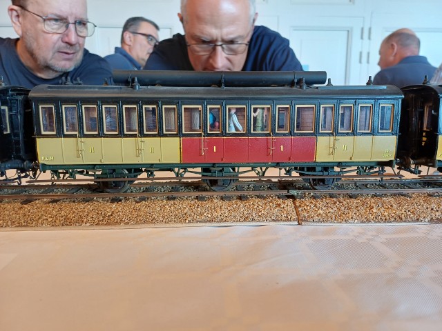 l'une des voitures d'Yvon, création perso, sur une superbe rame PLM...
