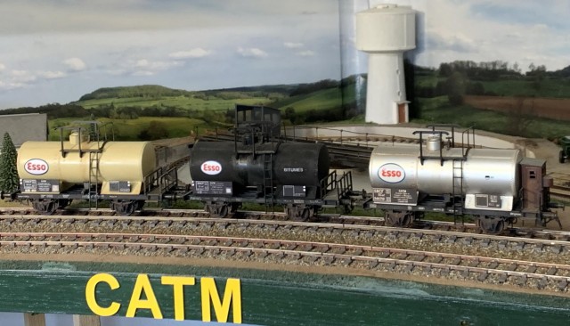 3 citernes ESSO devant le dépôt CATM