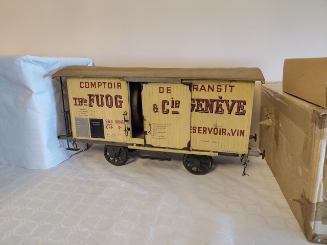 Un wagon foudre qui n'assume pas pleinement (échelle ? mais c'était gros)