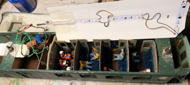 Le plafond en plasticarte remplace celui de mon père en fer blanc. L’aménagement intérieur et les personnages STARLUX sont ceux de mon père.