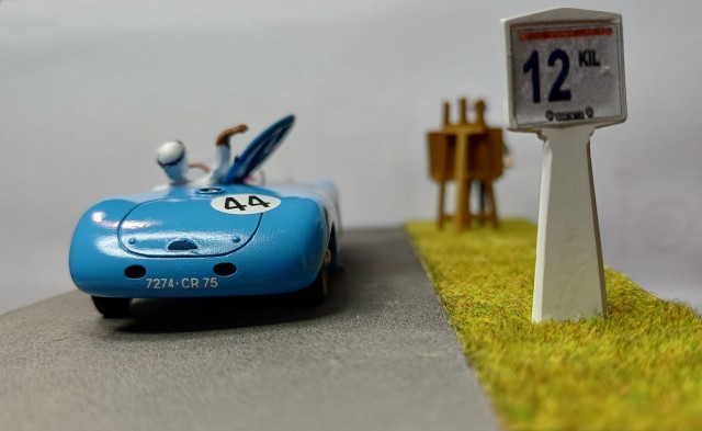 le capôt aurait mérité un meilleur ajustage avec la main du pilote... mais le résultat reste superbe !