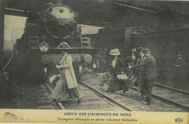 je n'ai pas réussi à identifier le pont au-dessus des voies de la gare du Nord. ce n'est pas le Bd de la Chapelle à mon avis. mais on voit bien la mode en 1910, et de gros plans sur l'avant de cette locomotive ! une REVOLVER ? sans doute un train de Banlieue dans ce cas !